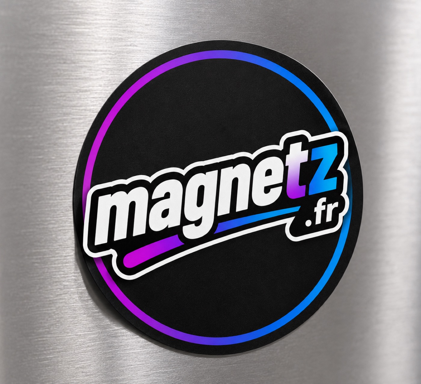 Magnet rond personnalisé posé sur une porte de réfrigérateur en inox brossé